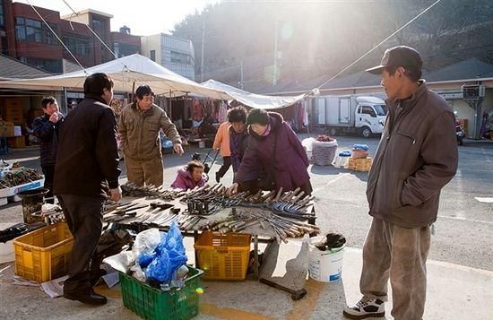 摆地摊卖什么最赚钱而且很受欢迎摆：月入5万的地摊老板经验分享