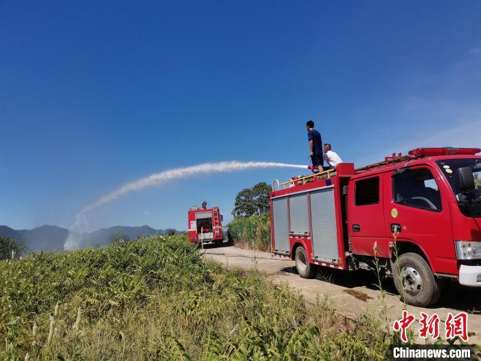 资料图：近日湖北黄石消防员为当地一香椿产业园送水 湖北黄石消防供图