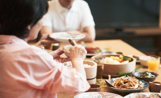 吃的太饱容易撑出身体疾病 想要做到七八分饱坚持细嚼慢咽