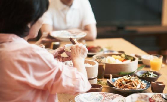 站着吃饭是否更容易消化 吃饭的四项基本原则分享