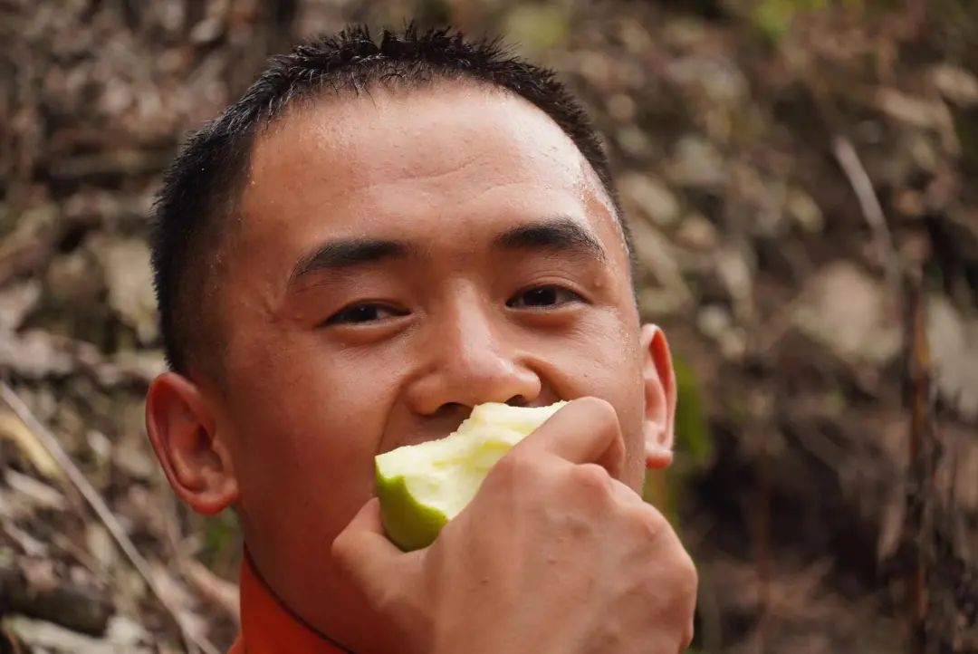 “都是自家种的，吃一个，吃一个！”