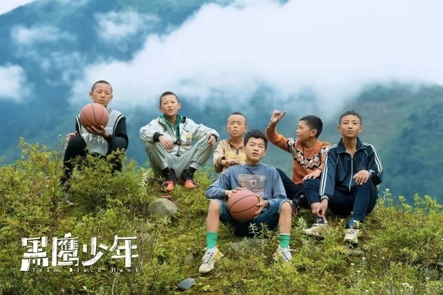 看篮球少年逆境成长 电影《黑鹰少年》热映